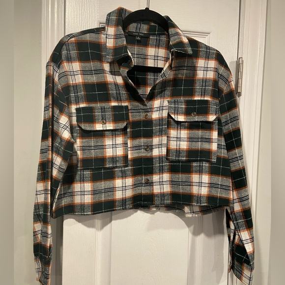 Love Tree Tops - NWT Tilly’s Love Tree Size S Green White Plaid Cropped Flannel Button Down Shirt